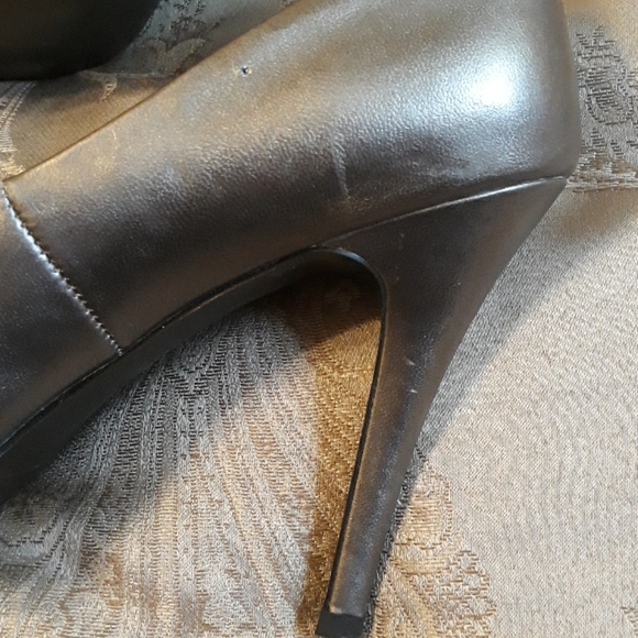 City Struts Pewter Metallic Heels Size 8 - Picture 5 of 8